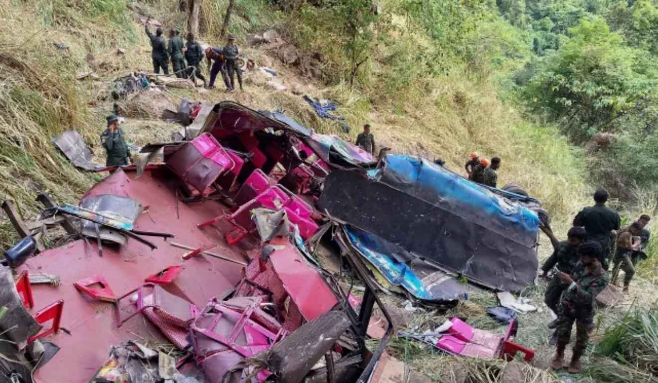 ônibus destruído após cair de montanha