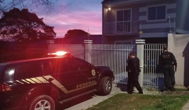 Viatura em frente a um imóvel alvo de operação