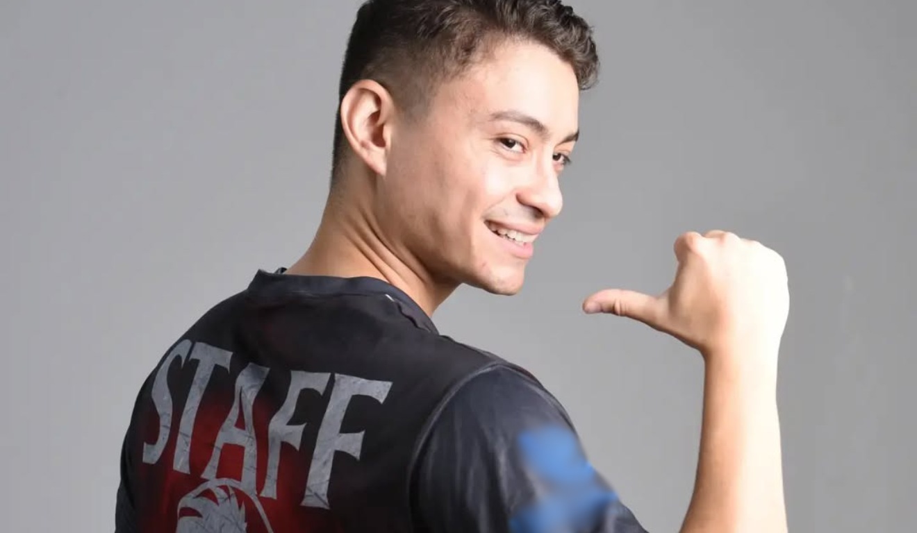 Henrique Pompeu com camisa de evento de k-pop