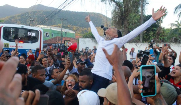 Oruam comemorando no colo dos fãs a liberdade da prisão