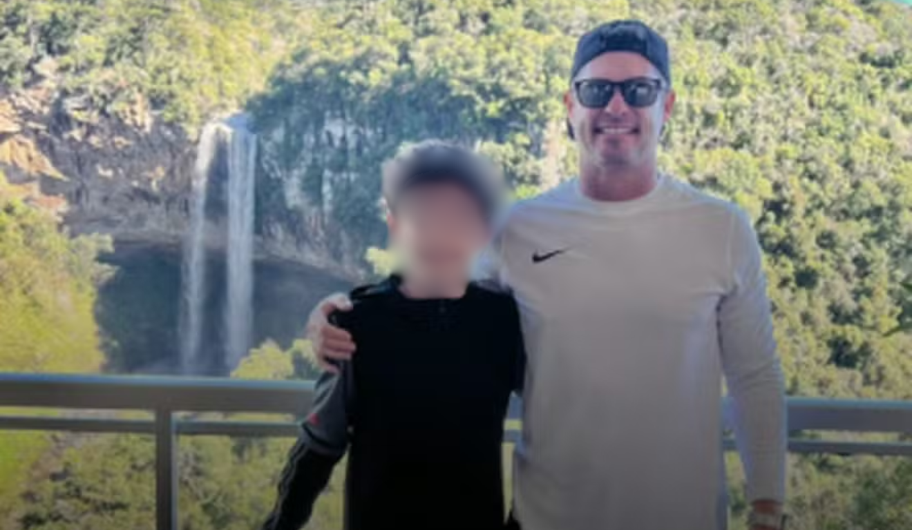 Imagem do pai Mark Alexander, de 48 anos, e o filho Duncan Edward, de 13.