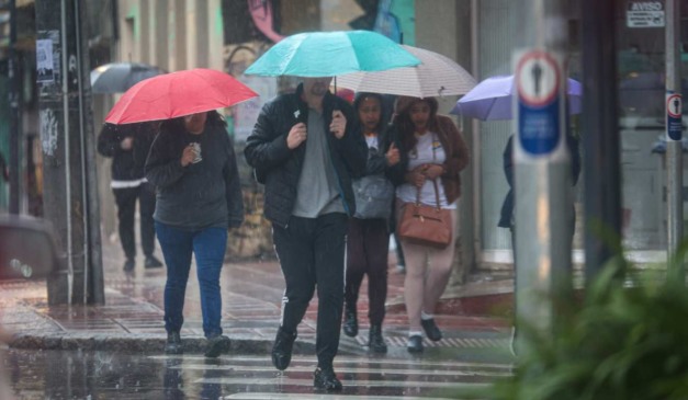 Pancadas de chuva atingindo o Paraná e pessoas andando com guarda-chuva