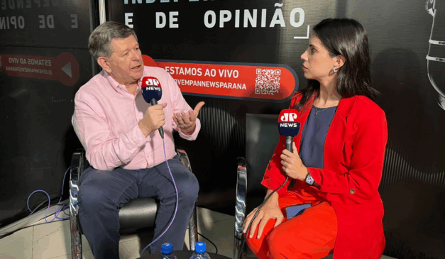 Imagem de Claudio Vierci sendo entrevistado por Beatriz Frehner.