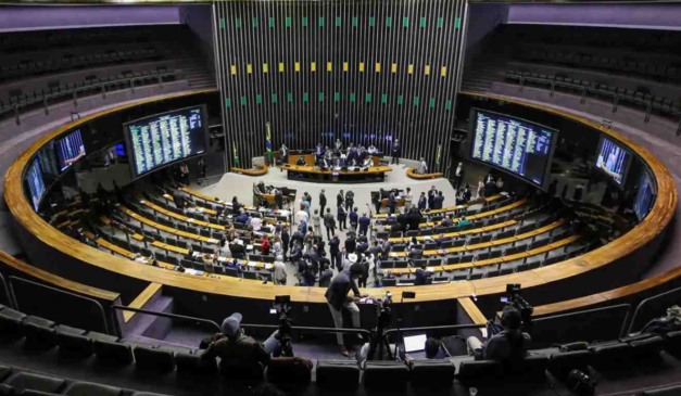 Câmara dos Deputados para representar manifestações contra a PEC da blindagem e anistia