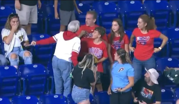Câmera registrou o momento que a senhora parte para cima de pai e filho. (Foto: Reprodução/ X)