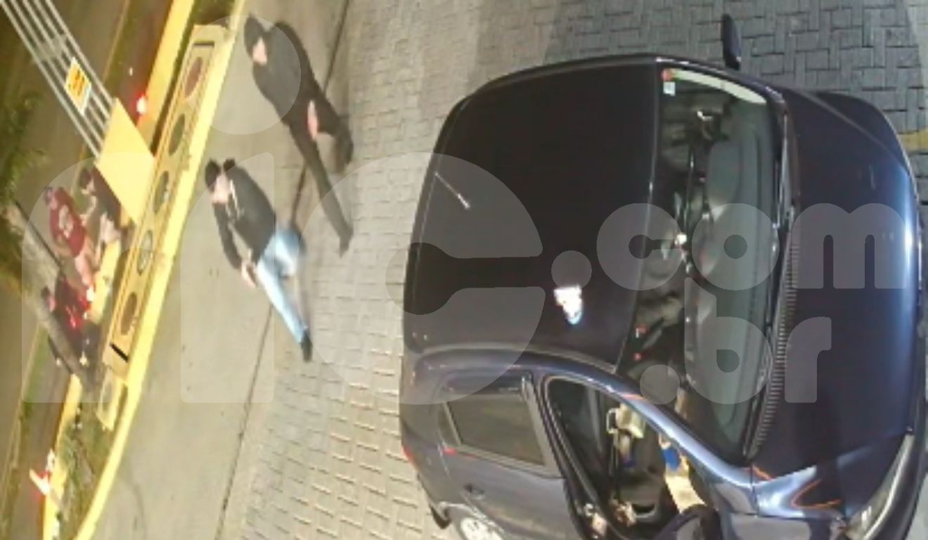 momento em que assaltantes chegam e policial é baleado 