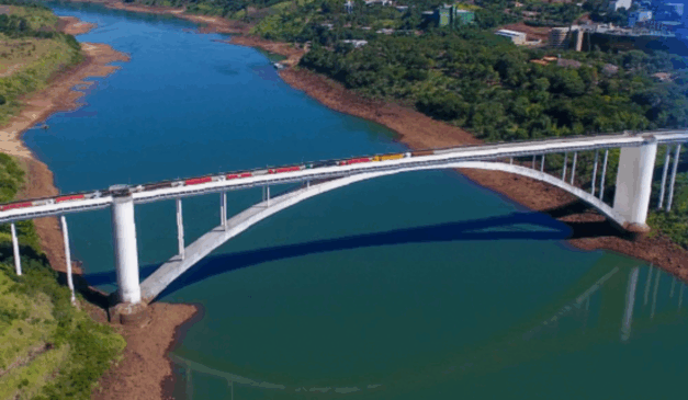 Ponte da Amizade.