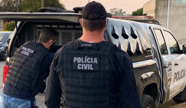 Policiais da PCPR efetuando prisão