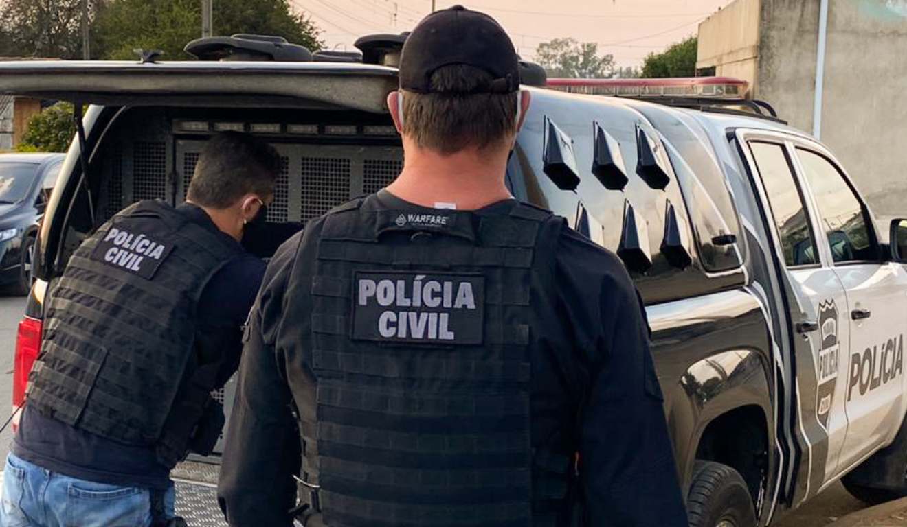 Policiais da PCPR efetuando prisão