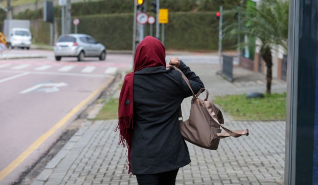 pessoa andando no frio para ilustrar a previsão do tempo no Paraná