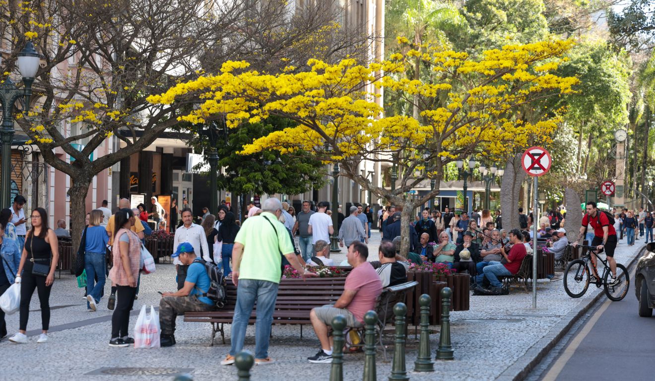 pessoas andando para ilustrar a previsão do tempo no paraná