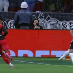 Lance polêmico em que o árbitro de vídeo não soube dizer se foi pênalti ou não.