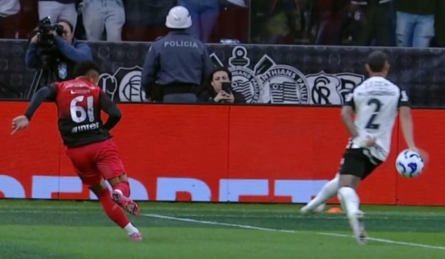 Lance polêmico em que o árbitro de vídeo não soube dizer se foi pênalti ou não.