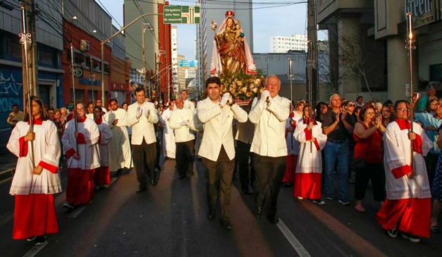 Procissão no Centro de Curitiba em homenagem à padroeira da cidade