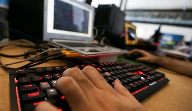 Homem trabalhando em um computador na área de TI