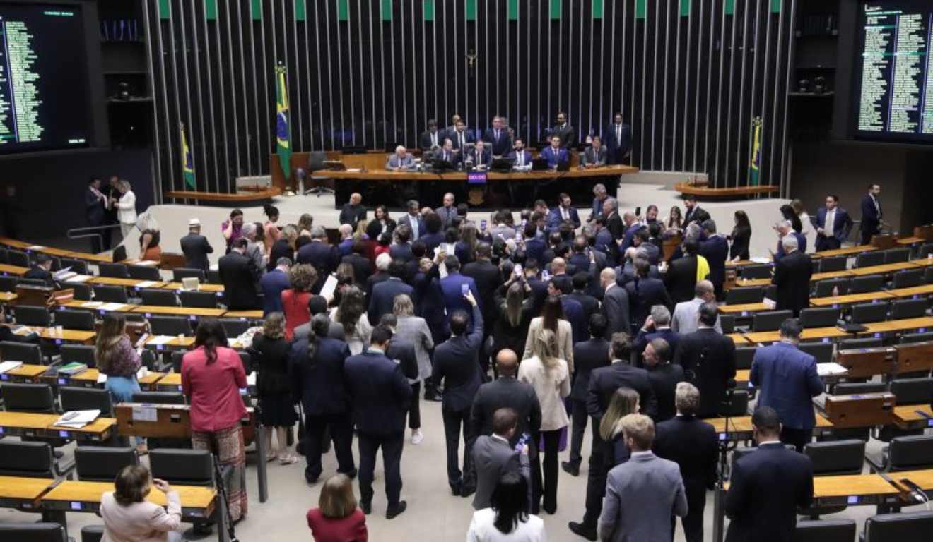 Plenário da Câmara dos Deputados durante votação da urgência do PL da Anistia