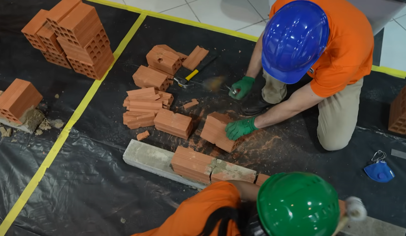 participantes fazendo uma das provas do reality os construtores em ação