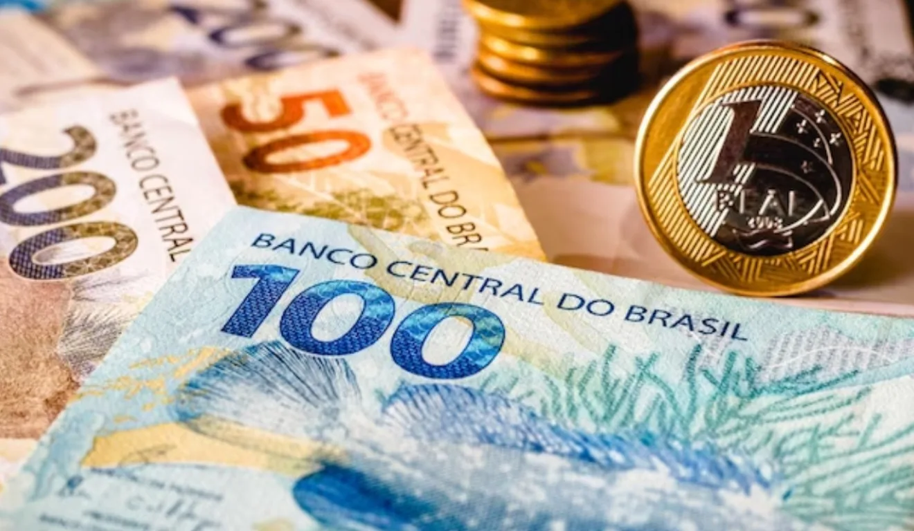 Veja as diferenças da Super Sete comparada em comparação com outras loterias. Na imagem, vemos um nota de R$ 200, outra de R$ 100, outra de R$ 50 e uma moeda de R$ 1.