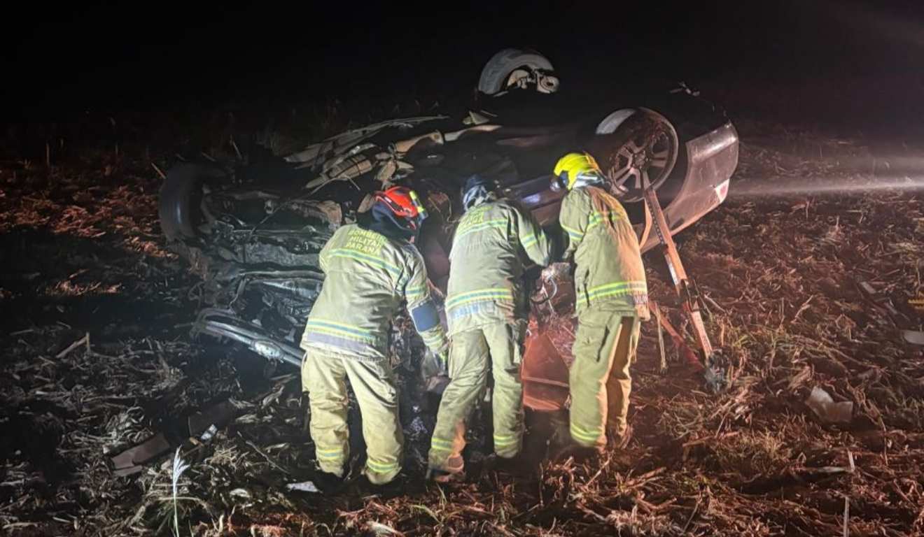 Carro capotado após acidente na PR-369