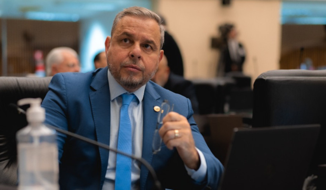 deputado estadual ricardo arruda sentado no plenário da Alep