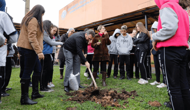 O diretor-presidente da Sanepar, Wilson Bley Lipski, participando do plantio de árvore no Colégio Estadual Pilar Maturana, em Curitiba