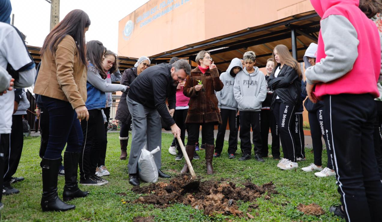O diretor-presidente da Sanepar, Wilson Bley Lipski, participando do plantio de árvore no Colégio Estadual Pilar Maturana, em Curitiba