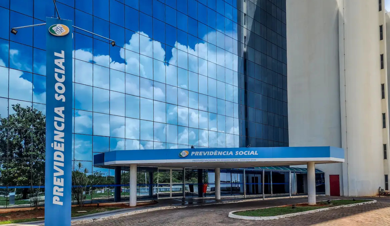 Mais de 77 mil paranaenses já receberam devoluções do INSS. Saiba como receber a devolução dos descontos indevidos. Na imagem, vemos a fachada do Ministério da Previdência Social.