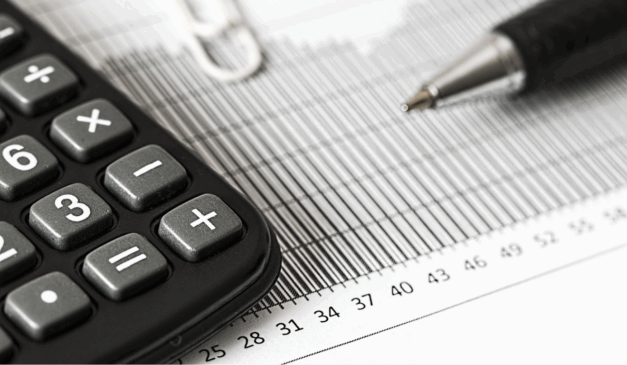 calculadora, caneta e tabela