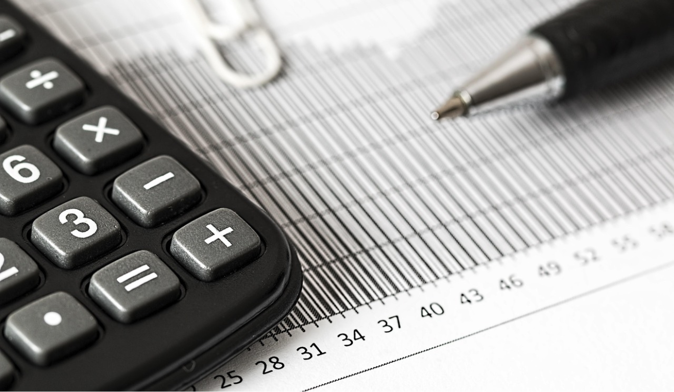 calculadora, caneta e tabela