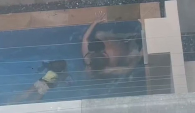 mulher tendo relação sexual na piscina na frente do filho