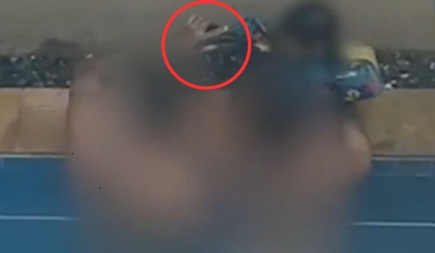 homem dando cerveja pra criança