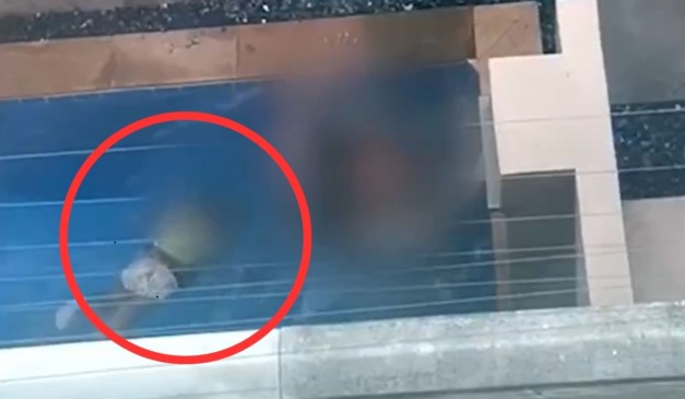 casal tendo relação sexual na piscina ao lado de criança