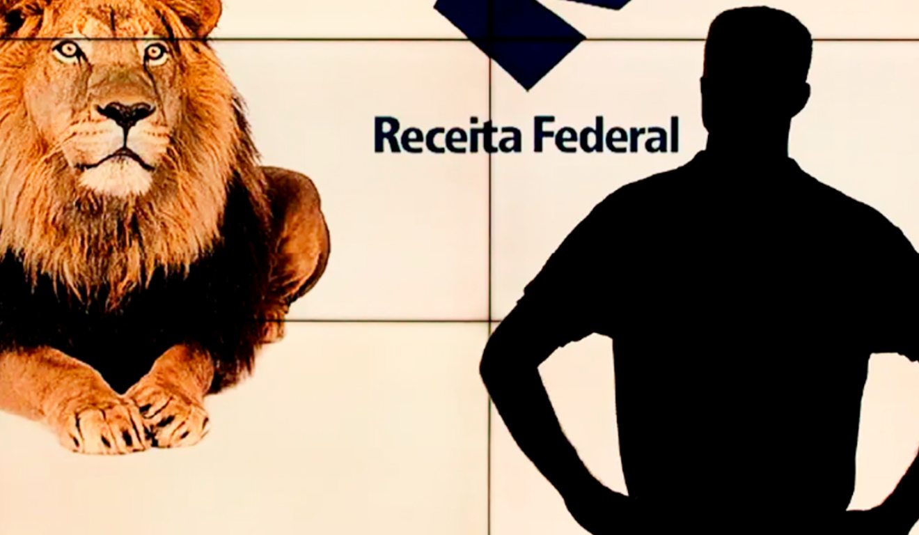 Contribuinte em frente a painel do imposto de renda