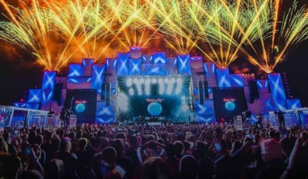 Palco do Rock in Rio com fogos no fundo