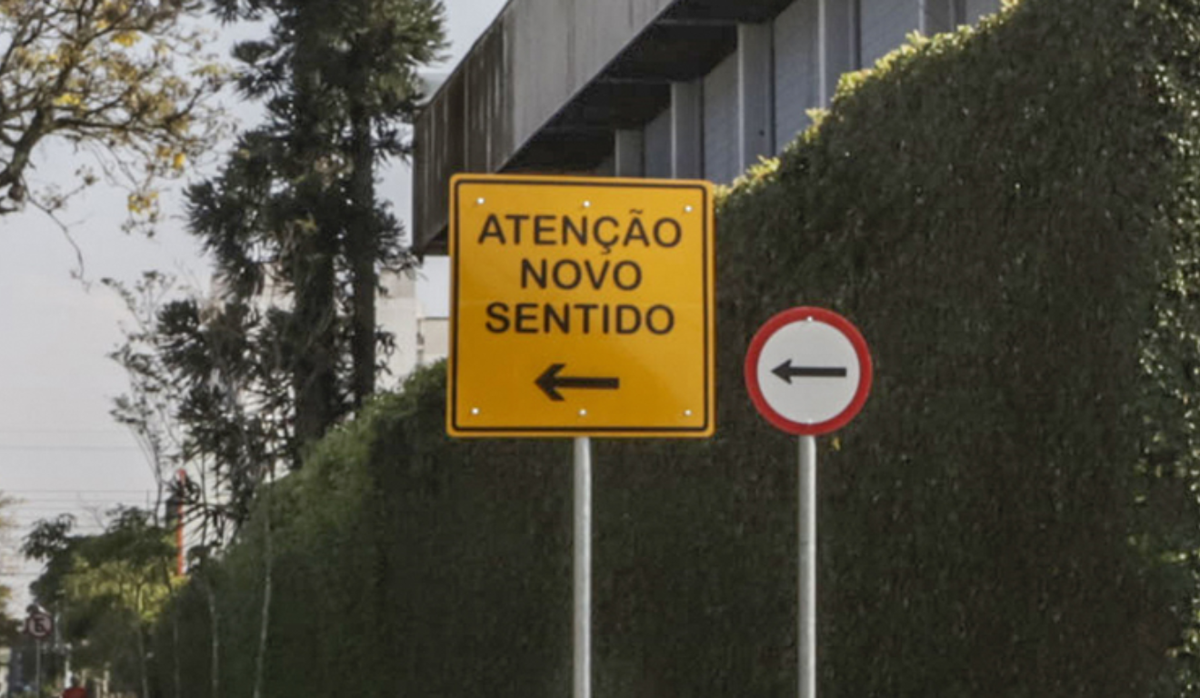 A partir de terça (30), uma rua no bairro Mercês terá alteração de sentido. Na imagem, vemos placas sinalizando sentido único.