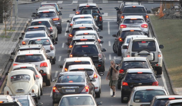 Trânsito - carros - ruas de curitiba com movimento intenso de carros - congestionamento nas ruas do centro de Curitiba