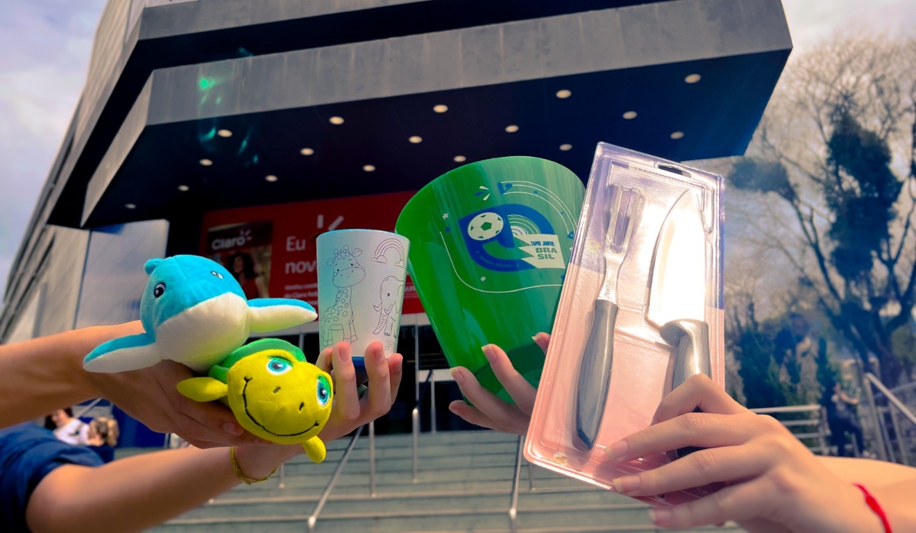 Visitantes participam da Caixa Misteriosa e ganham brindes especiais durante a Semana do Cliente