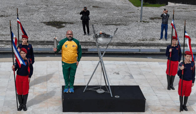 Imagem de um homem acendendo a Pira com o Fogo Simbólico da Pátria.
