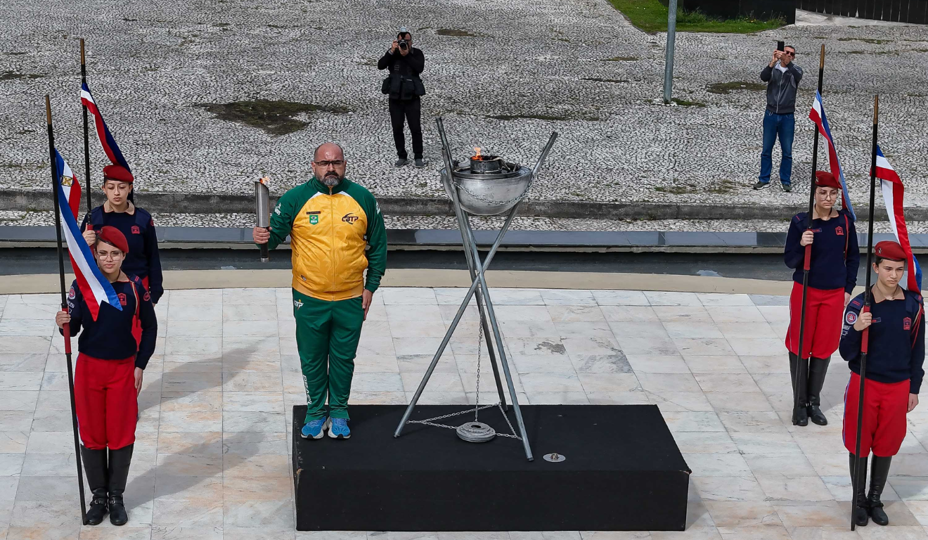 Imagem de um homem acendendo a Pira com o Fogo Simbólico da Pátria.