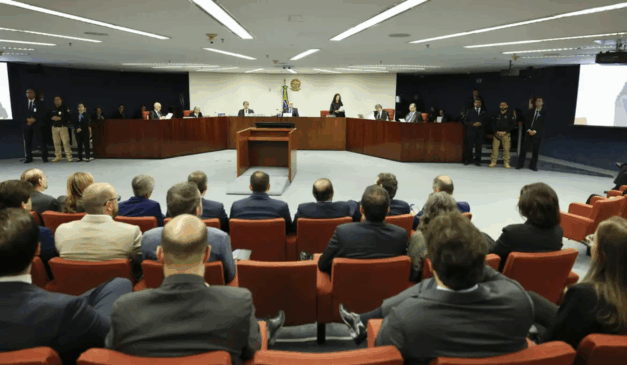 O STF marcou uma sessão extra do julgamento de Bolsonaro e seus aliados. Na imagem, vemos uma das sessões do julgamento.