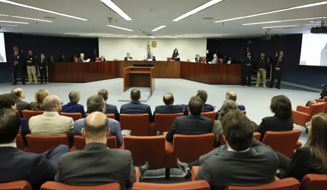 O STF marcou uma sessão extra do julgamento de Bolsonaro e seus aliados. Na imagem, vemos uma das sessões do julgamento.