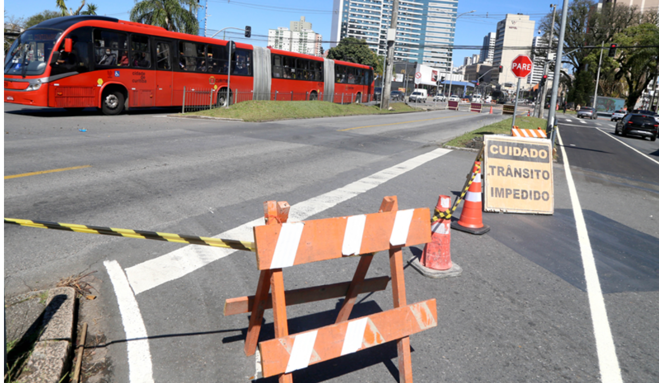 A Avenida Sete de Setembro, no sentido Centro, será bloqueada nesta quarta-feira, por obras do Projeto BRT Leste/Oeste. Na imagem, vemos a sinalização de bloqueios na Avenida Affonso Camargo.