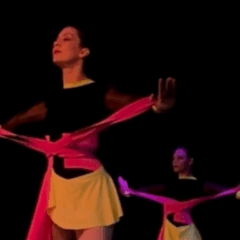 Imagem de participantes dançando.