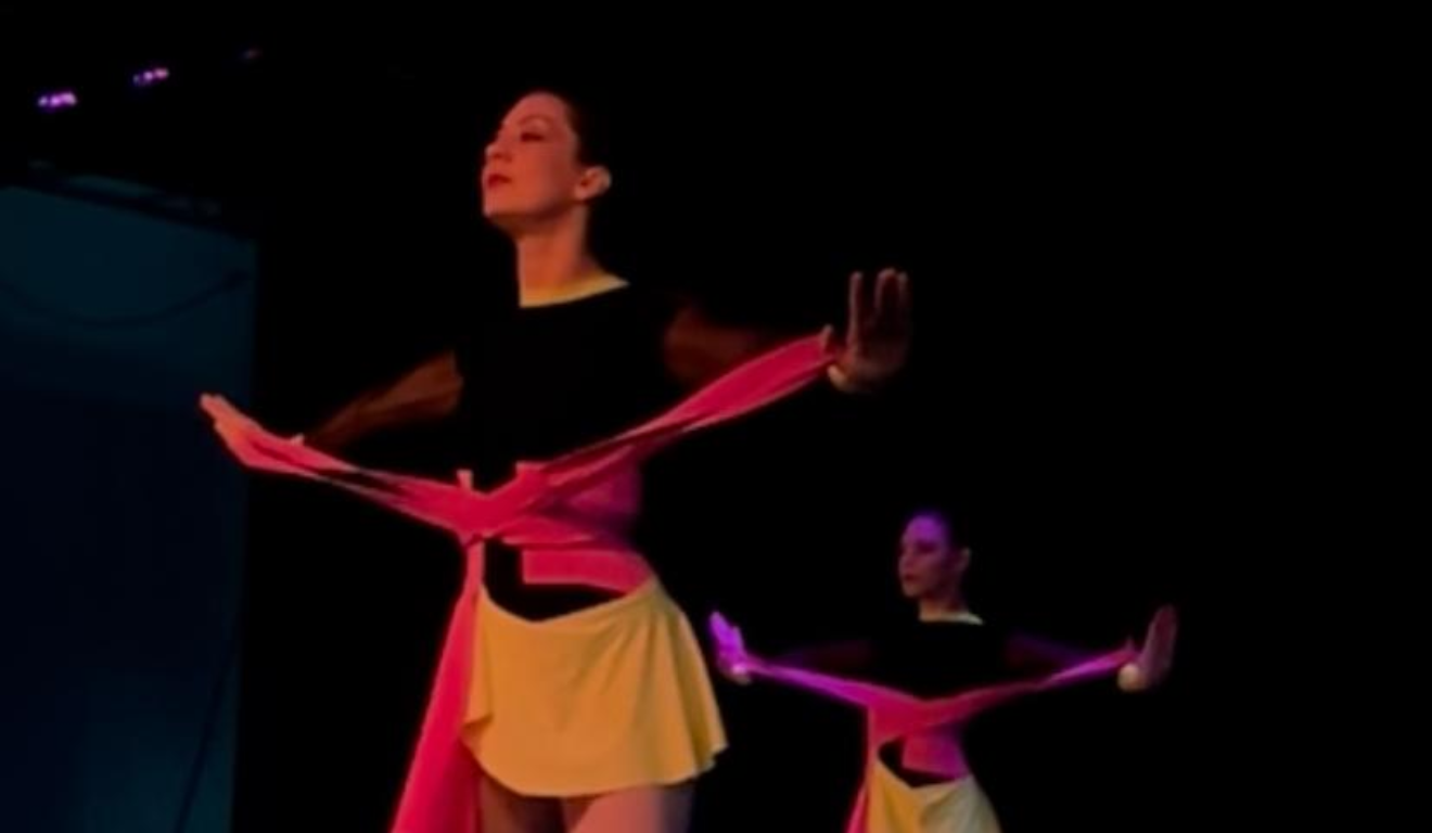 Imagem de participantes dançando.