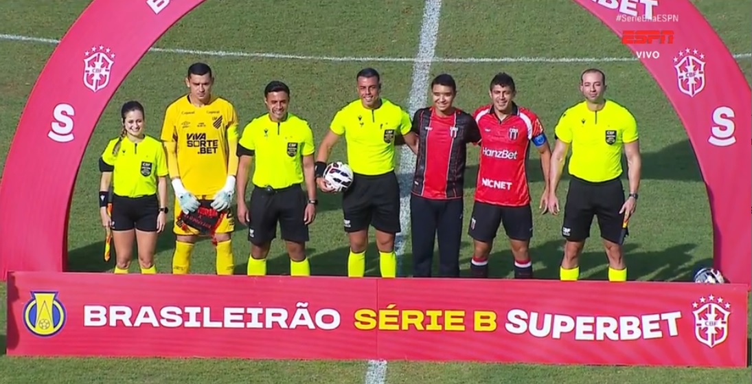 Pedro Severino posa para a foto oficial ao lado dos capitães e da equipe de arbitragem.(Foto: Reprodução/ESPN)