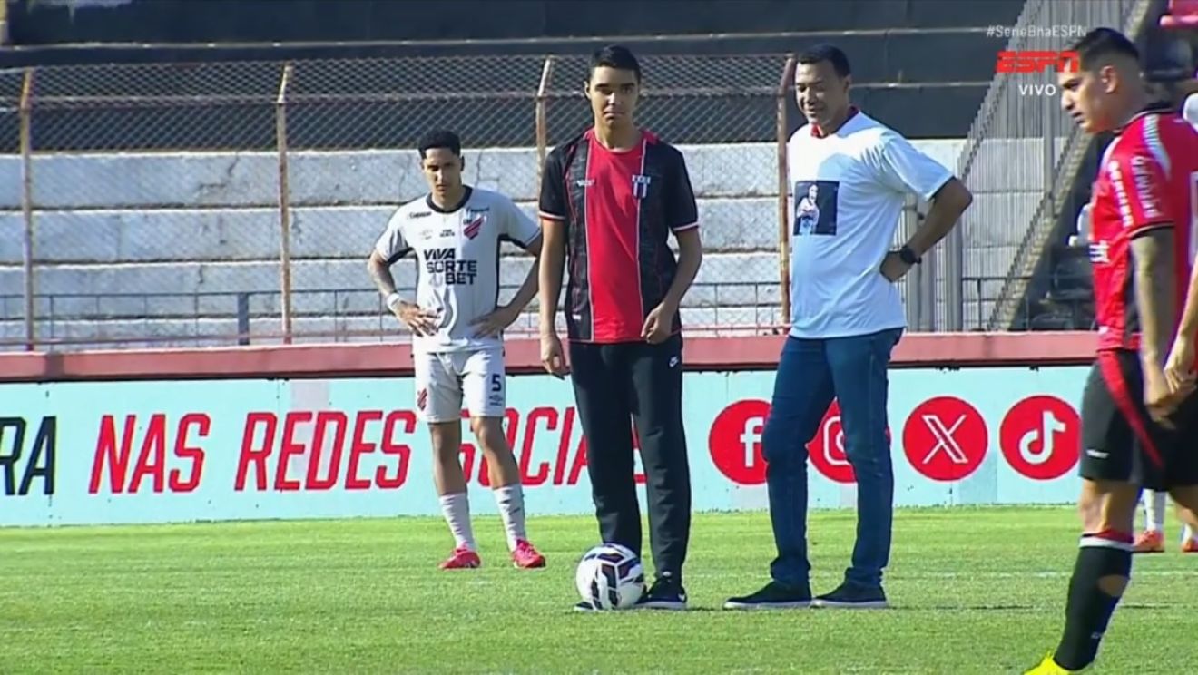Pedro Severino, ao lado do pai Lucas, deu o pontapé inicial no jogo entre Botafogo-SP e Athletico, pela Série B.