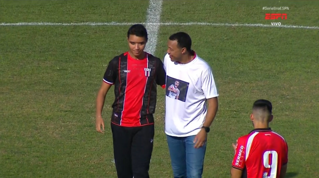 Pedro Severino após dar o pontapé inicial do jogo. (Foto: Reprodução/ESPN)