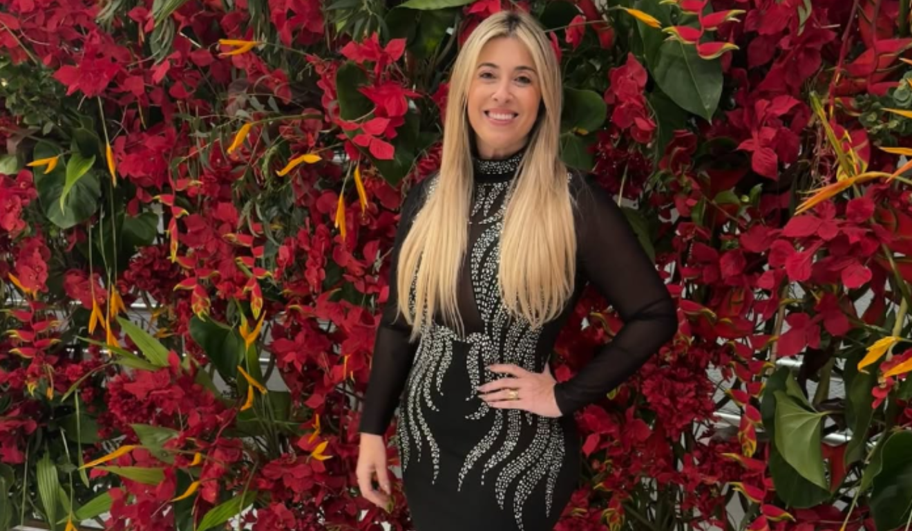 Simone Bello posando para foto