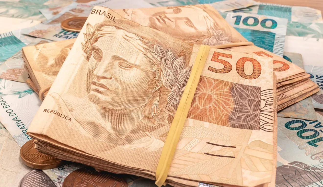 Veja quais são as diferenças do Super Sete em relação aos outros jogos da Caixa. Na imagem, vemos notas de R$ 50 e R$ 1000.