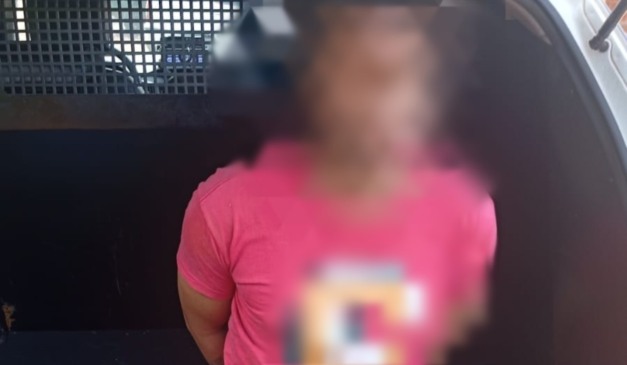 Suspeito preso em viatura policial